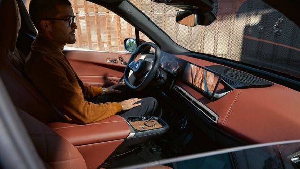 รุ่นและราคา BMW iX 2021 ราคาเริ่มต้นที่ 5,999,000 บาท.
